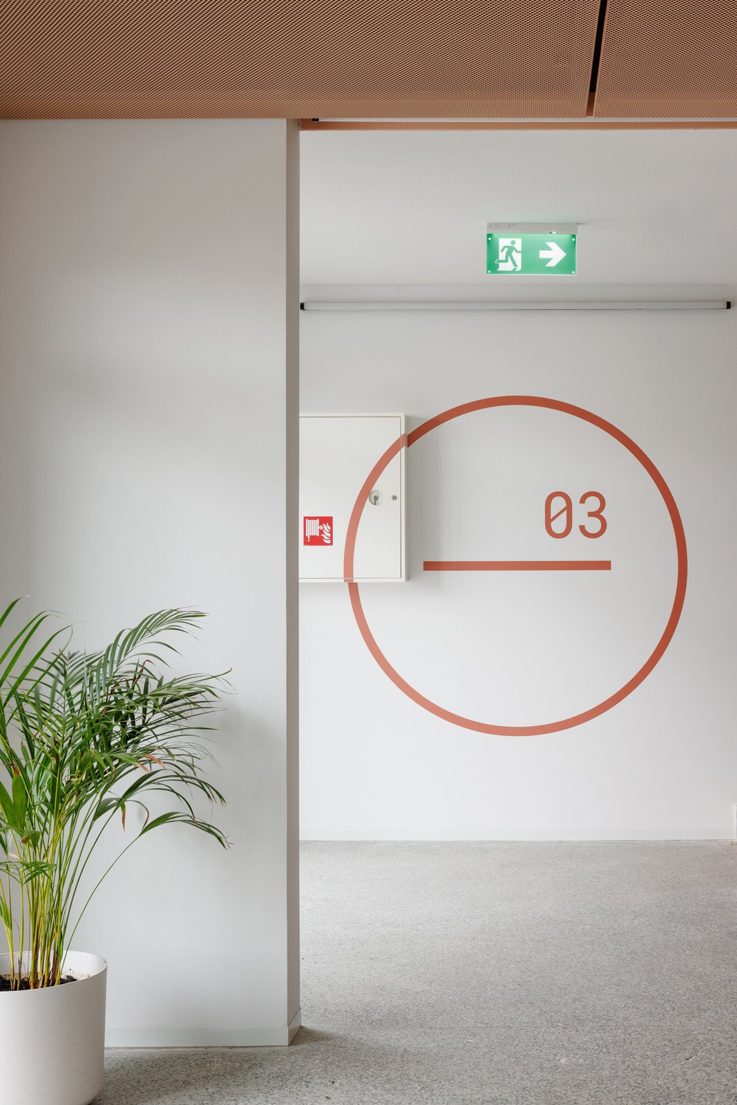 Chodba s orientačním systémem (Rekonstrukce ubytovny v Košicích; Atrium Architekti)