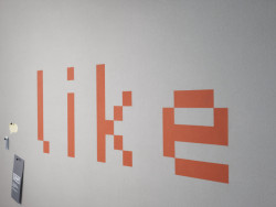 I stěny mohou dostat přírodní kabát. Z funkčního nástěnkového linolea Bulletin Board můžete vytvořit libovolné obrazce