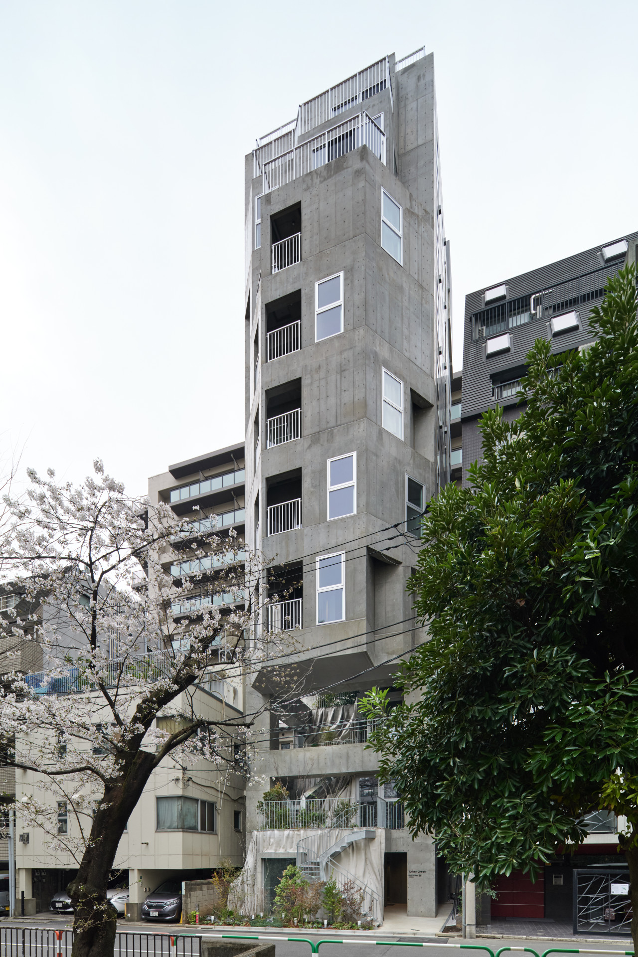 Devět pater na malém pozemku, to je Ryozan Park Green. (Ryozan Park Green, Akihisa Hirata Architecture Office)