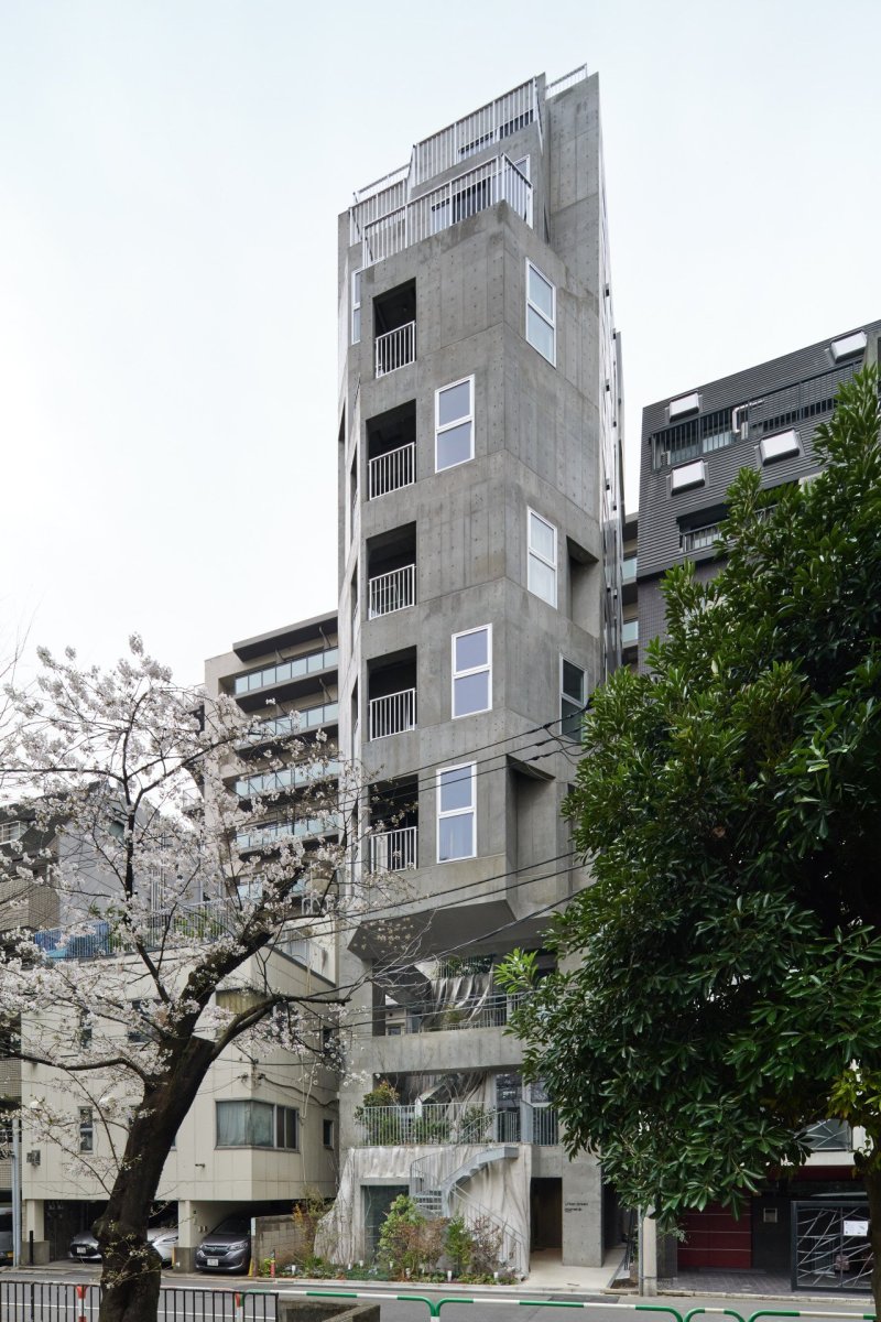 Devět pater na malém pozemku, to je Ryozan Park Green. (Ryozan Park Green, Akihisa Hirata Architecture Office)