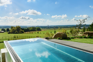 Bazén v moderní rezidenční vile od studia Drobný Architects pro akrobatického pilota Martina Šonka. (Rezidenční vila od studia Drobný Architects s přelivným bazénem od Aquamarine Spa)