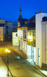 Studio janca architect zrekonstruovalo chátrající secesní vilu na rohu náměstí v Rožnově pod Radhoštěm.