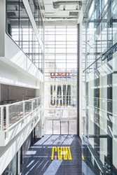 Bylo potřeba přizpůsobit moderní skloviny tak, aby dvojskla použitá na objektu navozovala původní vzhled a barevnost. 