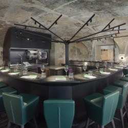 Nová restaurace Marie B má být oprsklá – gastronomií, barvami i designem. Drzý interiér navrhlo studio Olgoj Chorchoj