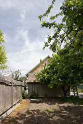 Nízkonákladová rekonstrukce dělnického domku v okresním městě Šaľa od ORA Architekti