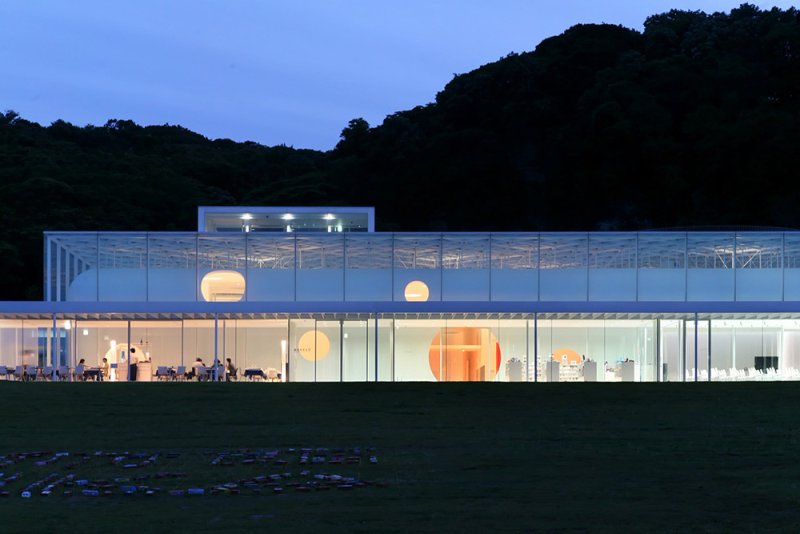 Museum umění v Jokosuce, místo které vítá