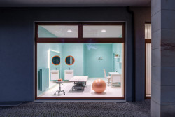 Interiér rehabilitačního centra CRIMED v Poděbradech od designérky Kateřiny Kersey a architektky Lucie Náhlovské