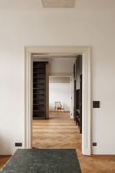 Rekonstrukce bytu v secesní vile, svobodová blaha - Kuchyňský ostrov je umístěn přímo na osu dveří, čímž motiv pohledové osy posiluje