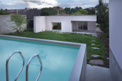 Rodinný dům Benešov, zahradní domek s bazénem, Holiš + Šochová architekti