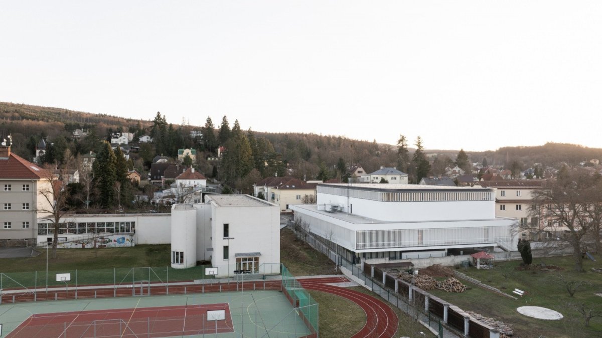 Přes den je hala zázemím pro výuku tělocviku, ale hned odpoledne ho používají i ostatní - organizuje se tu spoustu sportovních aktivit pro dospělé i děti. (Hala Řevnice, Grido) 
