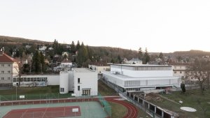 Přes den je hala zázemím pro výuku tělocviku, ale hned odpoledne ho používají i ostatní - organizuje se tu spoustu sportovních aktivit pro dospělé i děti. (Hala Řevnice, Grido) 