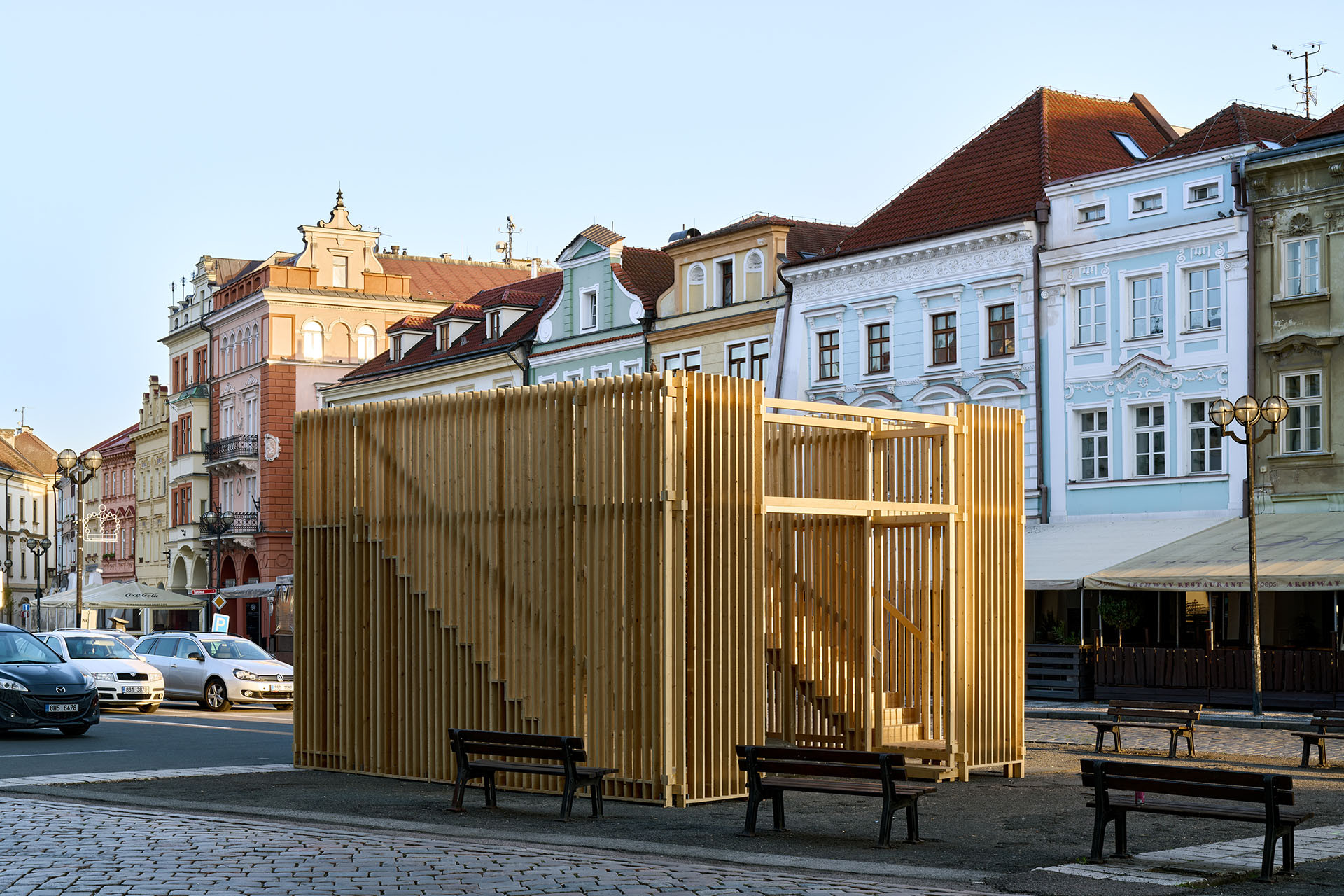 V Hradci Králové si připomínají 800 let od první zmínky o městě. Při té příležitosti vznikla kolem studny na náměstí dřevěná umělecká instalace.