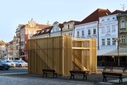 V Hradci Králové si připomínají 800 let od první zmínky o městě. Při té příležitosti vznikla kolem studny na náměstí dřevěná umělecká instalace.