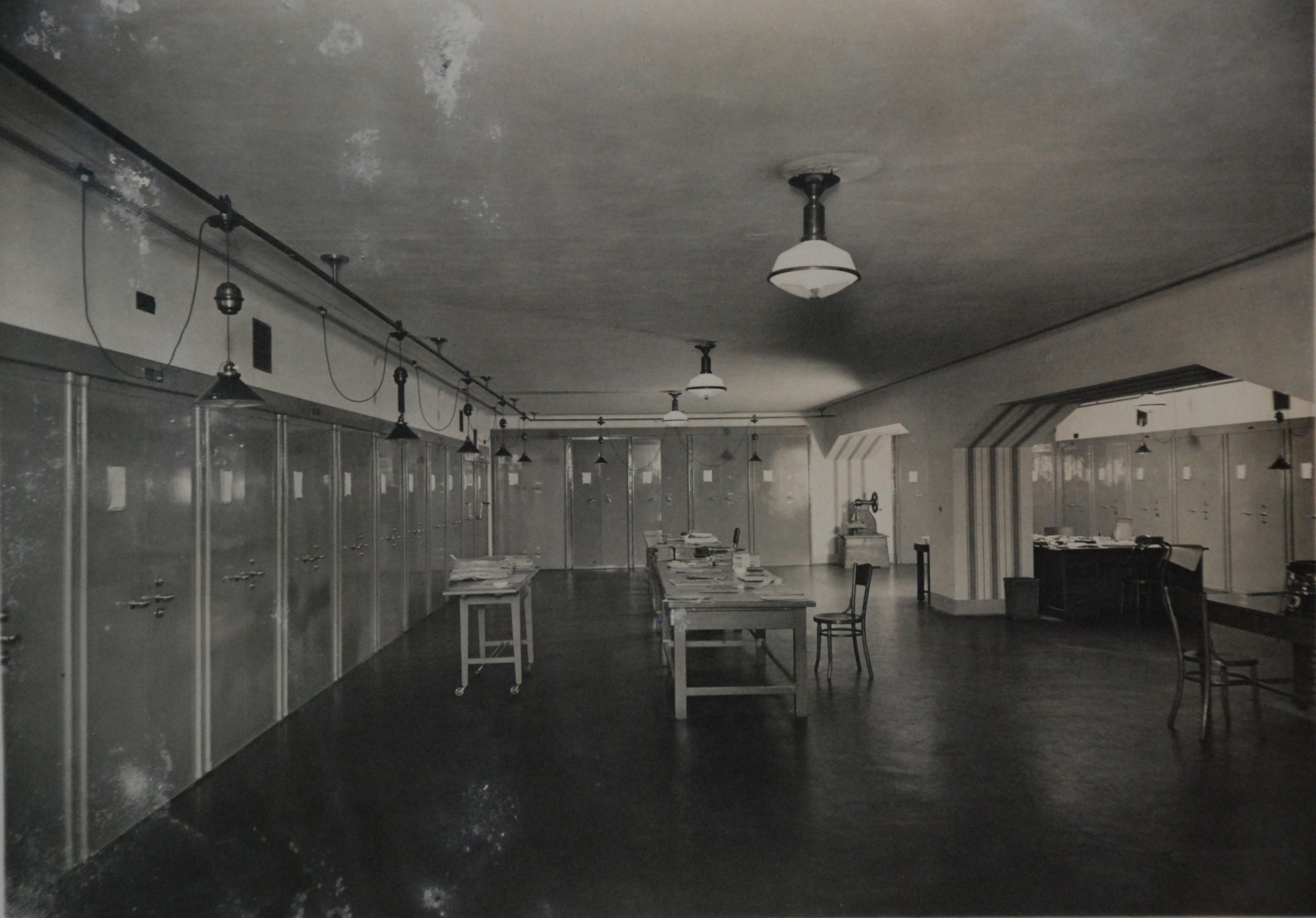 Historická fotografie bankovního trezoru.