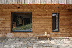 Vypadá jako roubenka, roubená je však pouze fasáda. (Chalupa Wunderbaude, A1Architects)