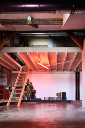 Detaily jsou syrové - třeba svítidlo z trubek z lihovaru.