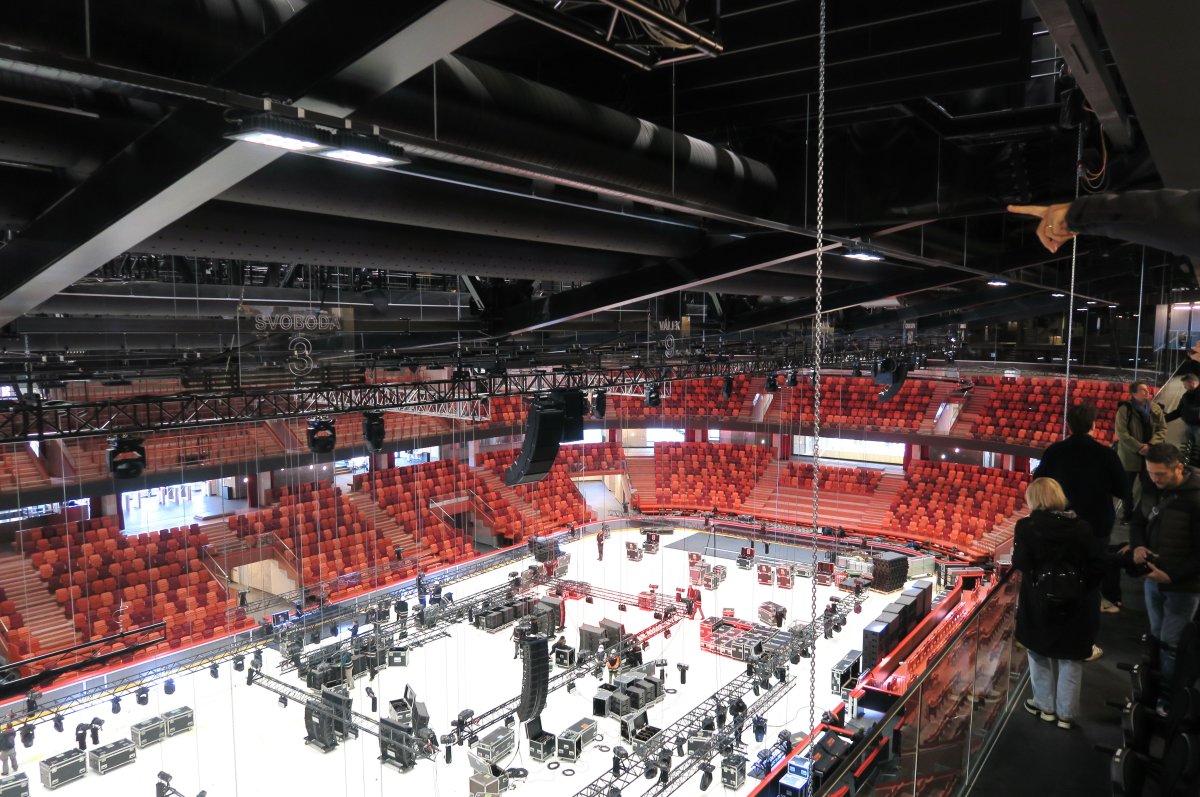 Pohled na plochu z VIP tribuny (Horácká multifunkční aréna; Chybik + Kristof)