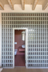 Příčka z luxfer, díky které se světlo dostává hlouběji do dispozice. (Metropol Be One Apartments v Bratislavě od BEEF ARCHITEKTI)