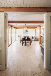 Chata Skelná Huť, re:architekti: Tyto obdélníky prostorově vymezují jednotlivé funkční celky – vstupní prostor, koupelnu, obytný prostor, kuchyň a schodiště.