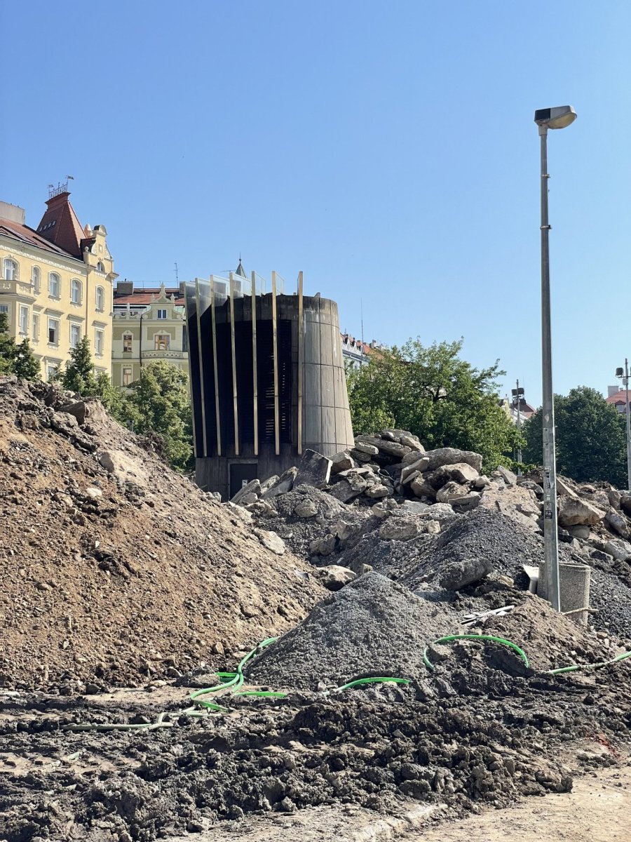 Výdech z metra na náměstí Jiřího z Poděbrad od sochaře Petra Šedivého má zmizet. Část veřejnosti je proti, ozval se také autor.