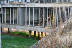 V době výstavby kláštera byl Corbusierovým asistentem Iannis Xenakis, architekt a také hudební skladatel a dvorní skleněnou fasádu rozčlenil podle principů hudebního rytmu.