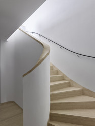 Schodiště obložené drahým kamenem. (Vila zasazená do krajiny vinohradu; Atelier RAW)