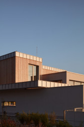 Rodinný dům u Pardubic, 0,5 Studio: Kombinace barev a materiálů posiluje jeho klidný a střídmý výraz