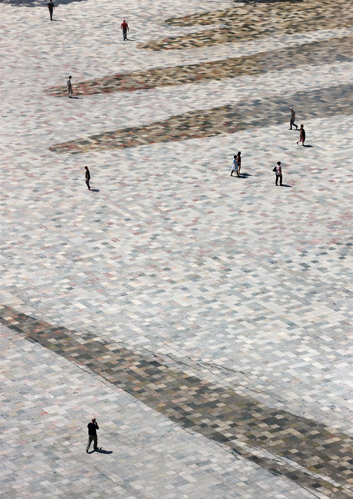 Skanderbeg Square, 51N4E; Anri Sala; Plant en Houtgoed; iRI