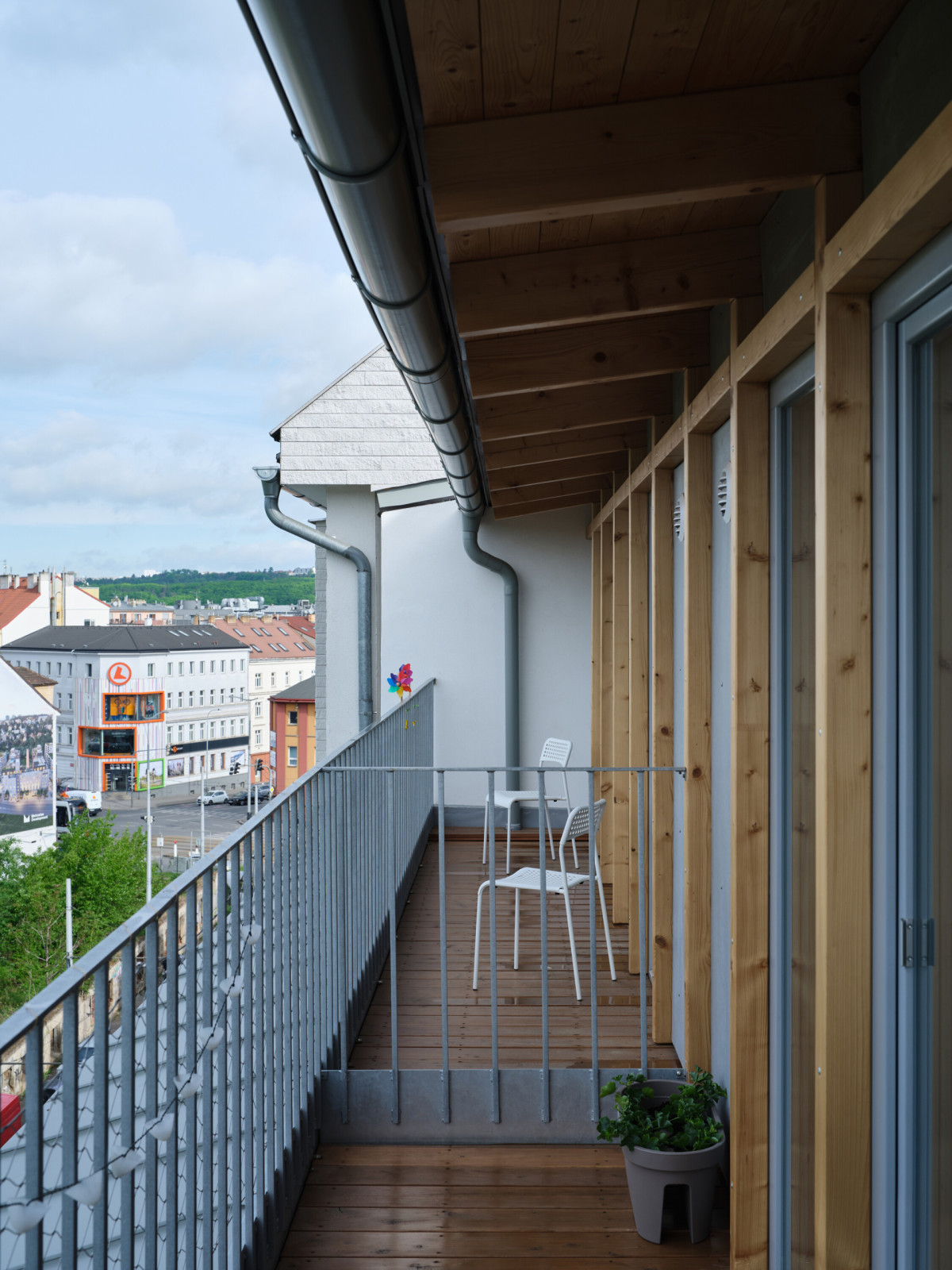 Bytové jednotky disponují průběžnými balkóny s výhledem do města. (Nástavba Harfa; matěj šebek architekti)
