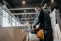 Dřevostavby ELK vznikají ve výrobním závodě v Schermsu nedaleko od česko-rakouské hranice. (ELK – rakouský dodavatel prefabrikovaných dřevostaveb)