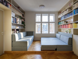 Lze ho rozložit a použít k ležení či povalování se. (Rekonstrukce bytu v Praze, No Architects)