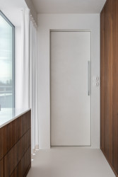 Madlo YES! na dveřích koupelny koresponduje s linií stropní umyvadlové baterie