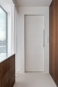 Madlo YES! na dveřích koupelny koresponduje s linií stropní umyvadlové baterie
