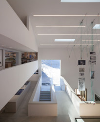 Výstava se rozkládá na celkem čtyř patrech a nabízí pohled do historie i současnosti horské fotografie.