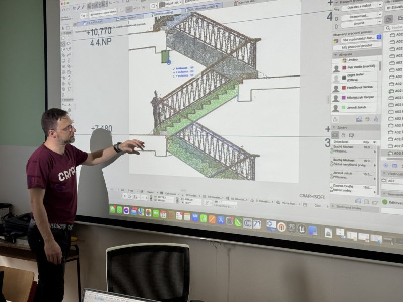 Dlouholetý zkušený uživatel Archicadu Ing. Michal Jirát řeší se studenty problematiku 3D/BIM modelování schodiště.