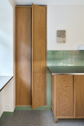 Úložný prostor v kuchyni najdeme mimo jiné v místě bývalé spíže. (Rekonstrukce bytu ve Vršovicích, Amulet architekti)