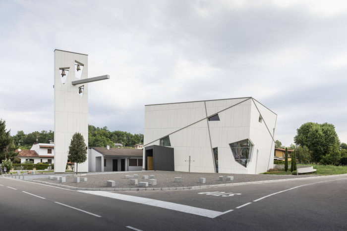 Architekt Matteo Mornata realizoval v italské vesnici Andrate netradiční kostel, jehož fasádu tvoří bílé desky.