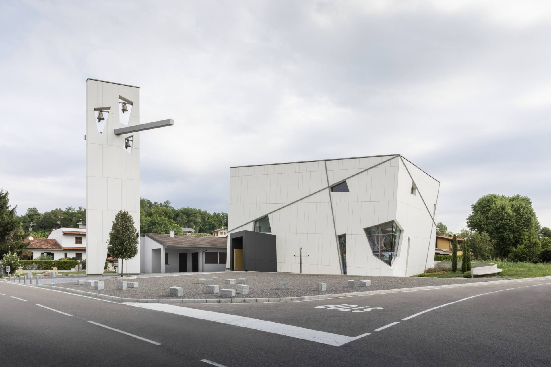 Architekt Matteo Mornata realizoval v italské vesnici Andrate netradiční kostel, jehož fasádu tvoří bílé desky.