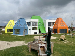 Školka Větrník v Říčanech u Prahy od Davida Krause na sebe v minulém roce upoutala pozornost. Je to pro její nezvyklou siluetu, barevnost a odvážné pojetí interiérů.