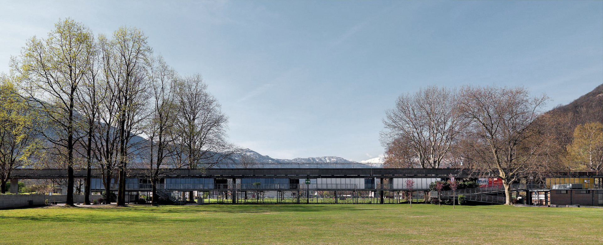 Ústřední objekt koupaliště představuje odvážná železobetonová konstrukce, která protíná celý areál