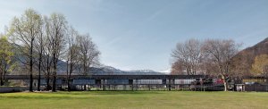 Ústřední objekt koupaliště představuje odvážná železobetonová konstrukce, která protíná celý areál