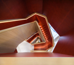 Vnitřní povrchy jsou červené, zvenčí je dubová dýha. (Kanceláře firmy SCS Software, studio Perspektiv)