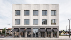 Nová radnice Lázně Bělohrad citlivě doplňuje své okolí a vytváří nové centrum obce. Re:architekti, 2022