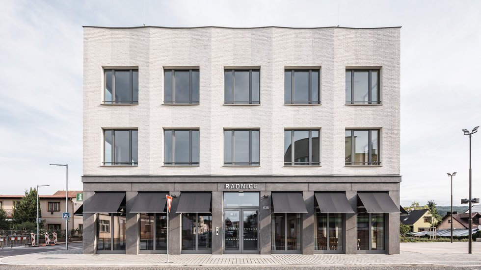 Nová radnice Lázně Bělohrad citlivě doplňuje své okolí a vytváří nové centrum obce. Re:architekti, 2022