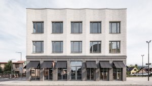 Nová radnice Lázně Bělohrad citlivě doplňuje své okolí a vytváří nové centrum obce. Re:architekti, 2022
