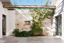 Konverze starého statku, Martin Migeon Architecture: Terasa je chráněna před větrem a svou polohou mezi dvěma ložnicemi nabízí atmosféru otevřeného prostoru mezi čtyřmi stěnami.