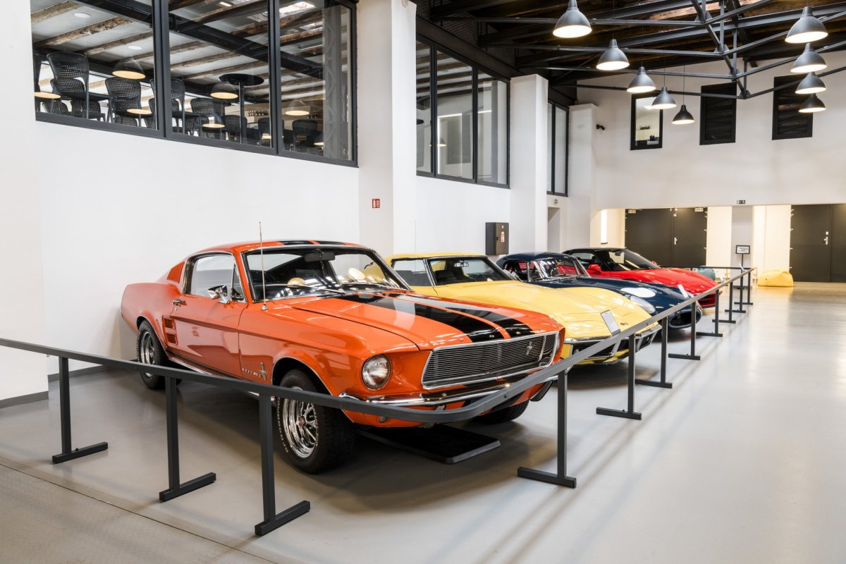 Vybudoval se nový světlík, plynová kotelna i zdviž pro auta. V celém objektu je rekuperace. (Automoto muzeum v Lučanech nad Nisou, studio ARCHIDEE, architekt Ondřej Novosad)