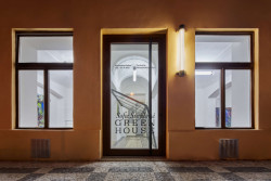 Interiér Galerie Karpuchina v Praze od studia Plus One Architects