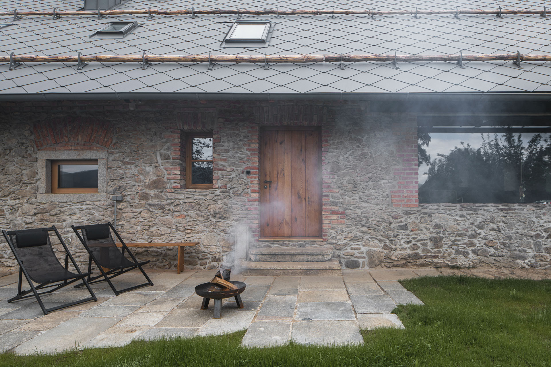 Nejstarší jsou  z kamene a cihel. (Rekonstrukce rodinného domu na Šumavě, Archport)