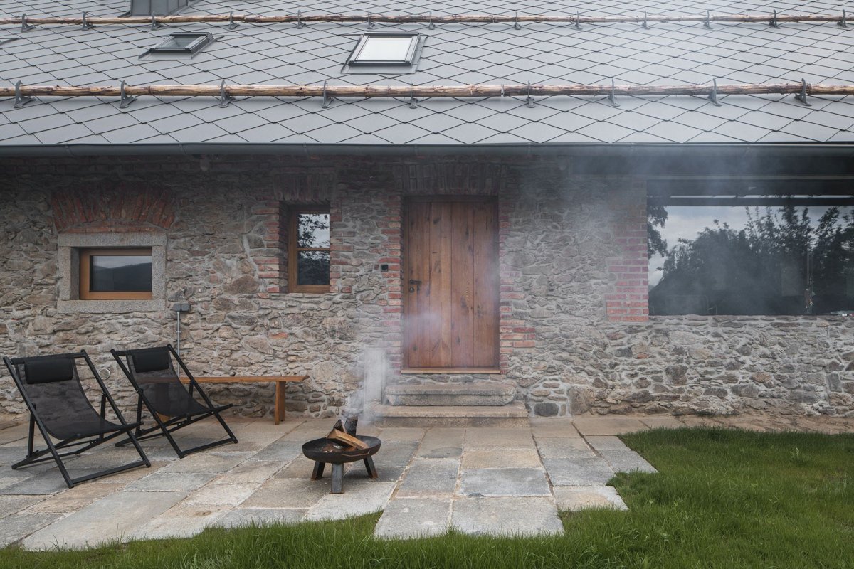 Nejstarší jsou  z kamene a cihel. (Rekonstrukce rodinného domu na Šumavě, Archport)